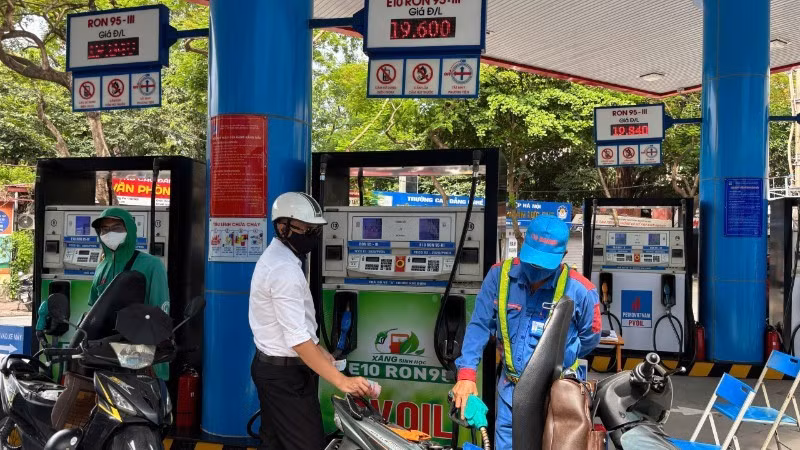 People buy biofuel E10 RON95-III at a petrol station on Thai Thinh Street, Ha Noi. (Photo: TRAN THUONG)