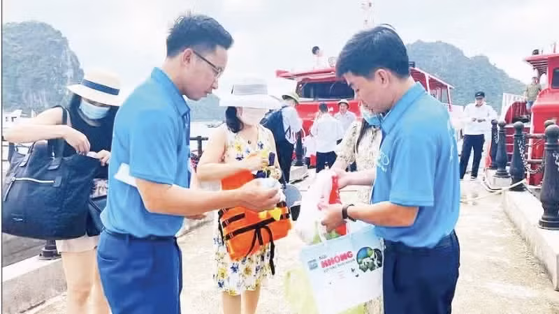 Visitors travelling to Co To Island are instructed to use environmentally friendly bags instead of plastic bags. (Photo: QUANG THO)