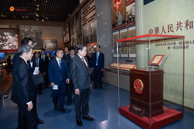 President of the Vietnamese National Assembly (NA) Tran Thanh Man and a high-ranking Vietnamese delegation visit the Museum of the Communist Party of China. (Photo: daibieunhandan.vn)