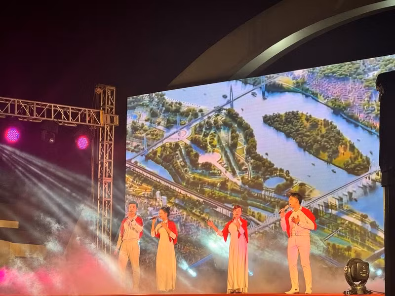 A performance at the special art programme themed “From the Autumn of Independence” at Cau Giay Park (Photo: VOV)