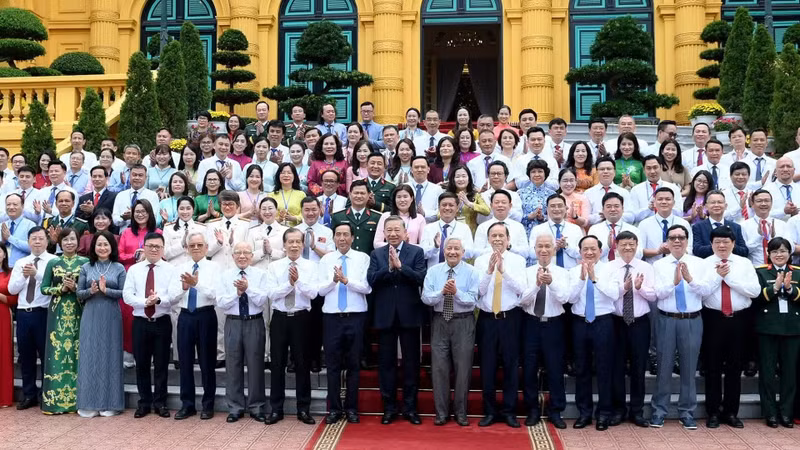 Party General Secretary and State President To Lam meets with 101 outstanding journalists who win the National Press Awards over the years on June 16, 2026, ahead of the 101st anniversary of Viet Nam Revolutionary Press Day (June 21, 1925–2026). (Photo: DANG KHOA)