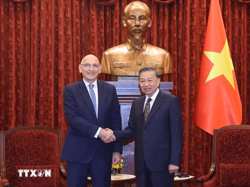 General Secretary of the Communist Party of Viet Nam Central Committee and President To Lam (right) receives Special Representative of the President of Azerbaijan Elchin Amirbayov Ha Noi on October 30, 2026. (Photo: VNA)