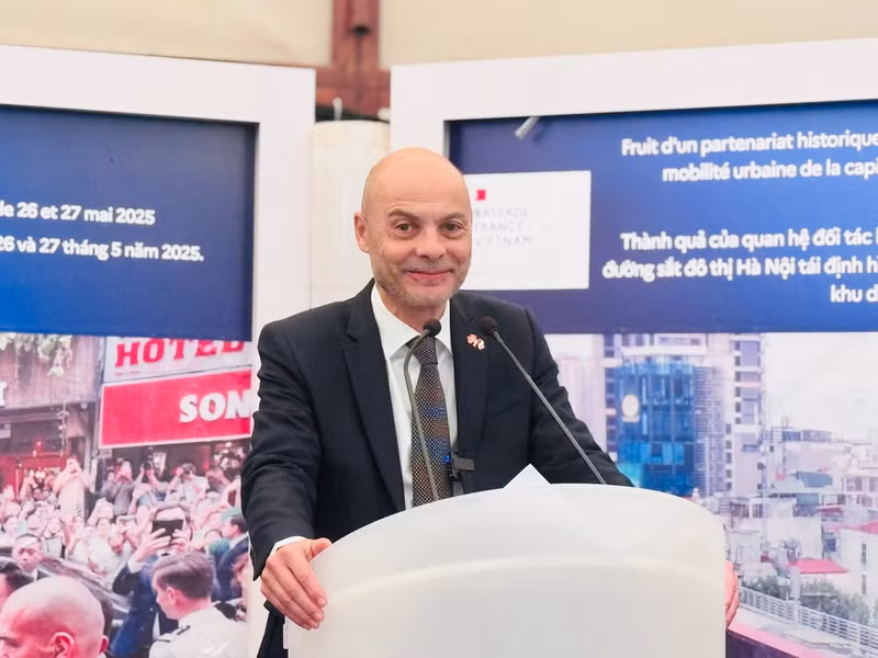 Newly-appointed French Ambassador to Viet Nam Didier Le Bret speaks at a press meeting in Ha Noi on October 30, 2026 (Photo: Thu Loan)