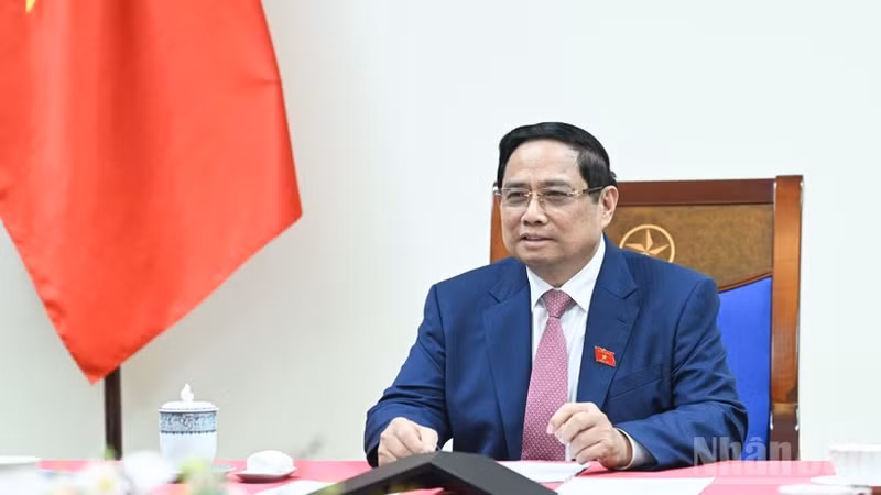Prime Minister Pham Minh Chinh during phone talks with Alexey Likhachev, Director General of Russia’s State Atomic Energy Corporation (Rosatom). (Photo: NDO)