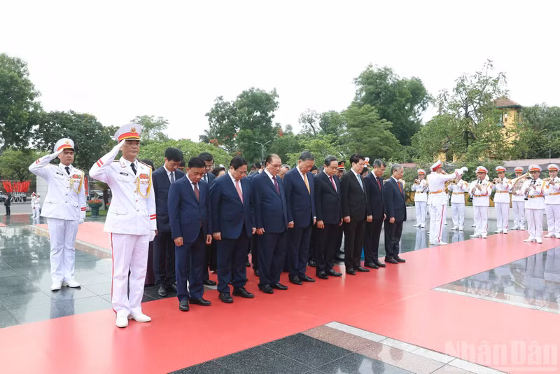 Party and State leaders and former leaders respectfully commemorate heroic martyrs.