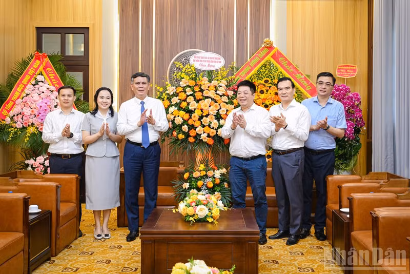Que Dinh Nguyen receives a delegation from the Viet Nam Fatherland Front Central Committee led by Tran Thang, Vice President of the Committee.