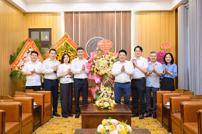 Que Dinh Nguyen receives a delegation from the Government Inspectorate led by Nguyen Van Cuong, Deputy Inspector General of the Government, during its visit to congratulate Nhan Dan Newspaper.
