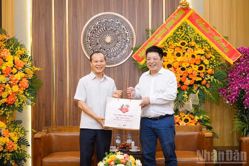 Que Dinh Nguyen receives a delegation from the Bac Ninh Provincial People’s Committee led by Mai Son, Member of the Provincial Party Standing Committee and Permanent Vice Chairman of the Committee.