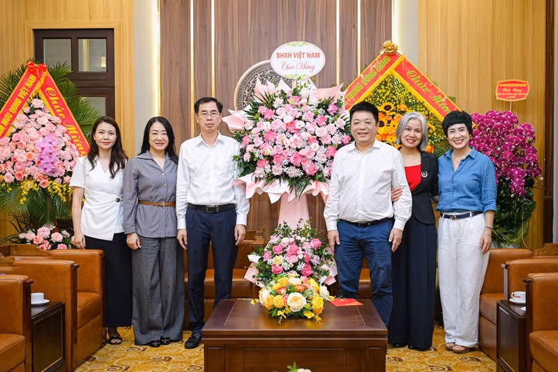 Que Dinh Nguyen receives a delegation from Viet Nam Social Security led by Dao Viet Anh, Deputy General Director of Viet Nam Social Security.