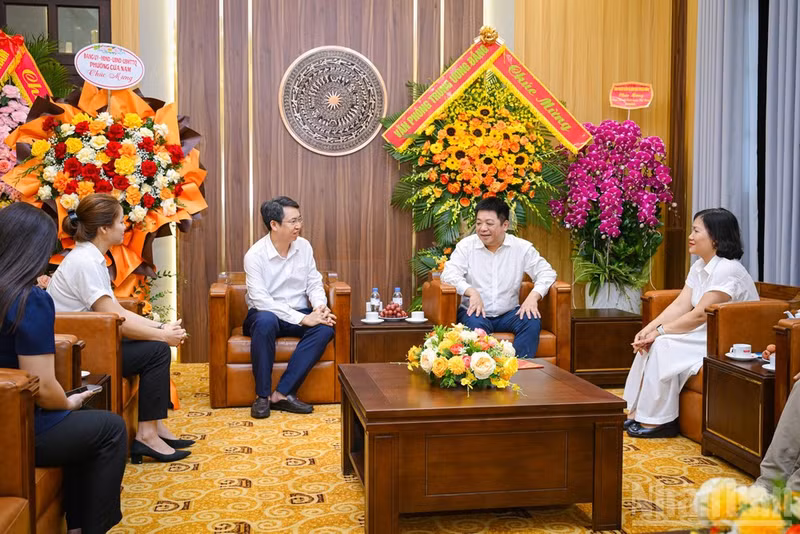 Que Dinh Nguyen receives Nguyen Hoang Truong, 16th National Assembly deputy, Secretary of the Party Committee and Chairman of the People’s Council of Cua Nam Ward (Ha Noi), and his delegation during their congratulatory visit.