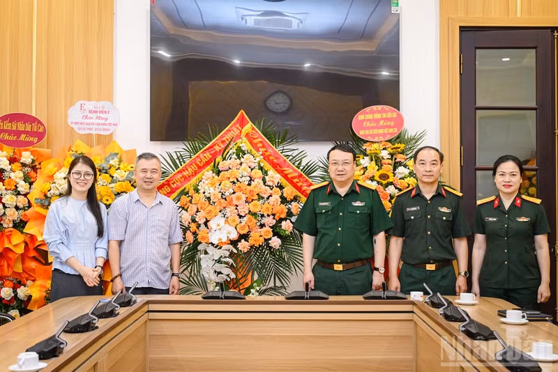 Dinh Song Linh receives Colonel Nguyen Tuan Anh, Deputy Director of the Political Department of the General Department of Logistics and Technical Services, and his delegation.