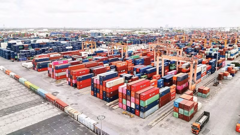 Goods awaiting export at Tan Vu Port, Hai Phong. (Photo: VNA)