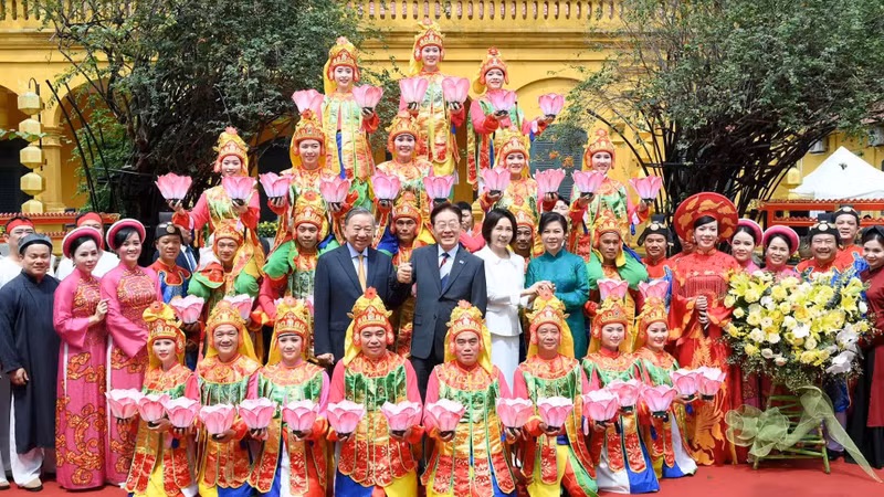 Party General Secretary and State President To Lam and his spouse Ngo Phuong Ly, together with RoK President Lee Jae Myung and his spouse Kim Hye Kyung, join artists attending the special friendship programme. (Photo: Dang Khoa)