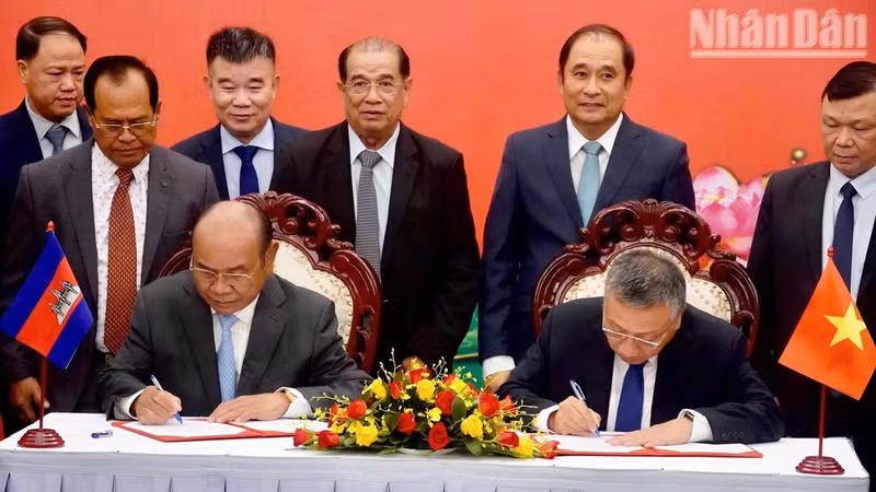 The heads of the two delegations sign the cooperation agreements. (Photo: Le Thanh)