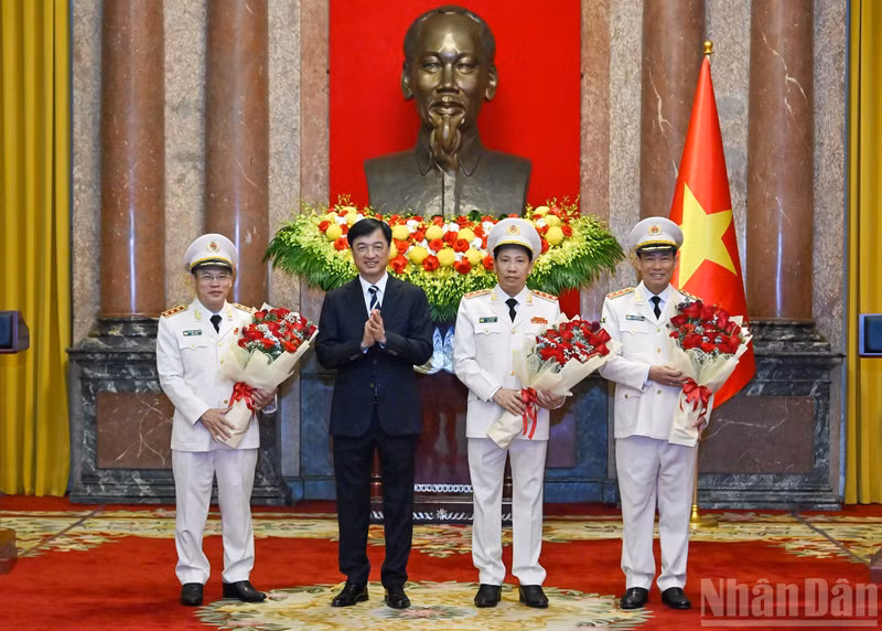 Chairman of the Party Central Committee’s Inspection Commission Nguyen Duy Ngoc offers flowers in congratulations.