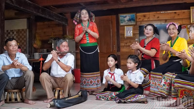 Artisans teach traditional ethnic melodies to the younger generation. (Photo: Dinh Phuong)
