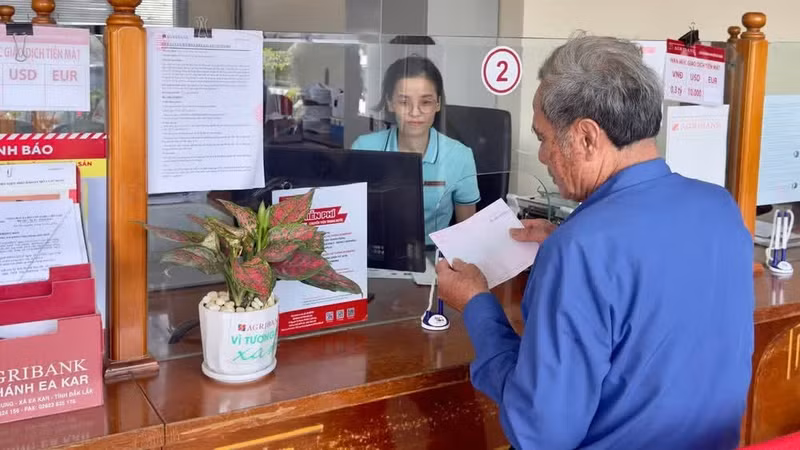 Customer transactions at Agribank’s Ea Kar branch.