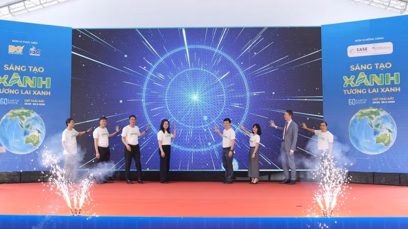 Delegates at the ceremony to launch the Earth Hour campaign and the summer peak programme on energy saving and efficient use in Ha Noi in 2026.
