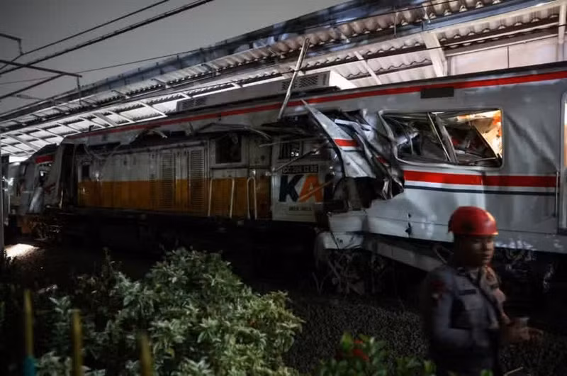 Scene of train accident in Bekasi Timur, about 25 km from Jakarta, Indonesia, on April 27. (Photo: Reuters/VNA)