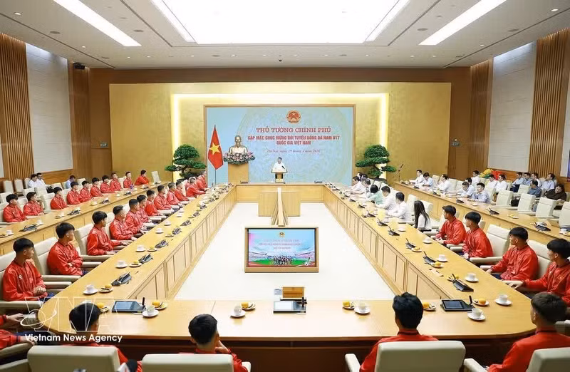 Prime Minister Le Minh Hung (centre) meets with Viet Nam’s national U17 men’s football team on April 29 after they secure the gold medal at the 2026 ASEAN U-17 Boys' Championship in Indonesia. (Photo: VNA)