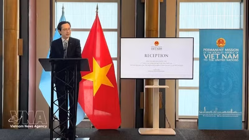Ambassador Do Hung Viet addresses the reception before the 11th Review Conference of the Treaty on the Non-Proliferation of Nuclear Weapons. (Photo: VNA)