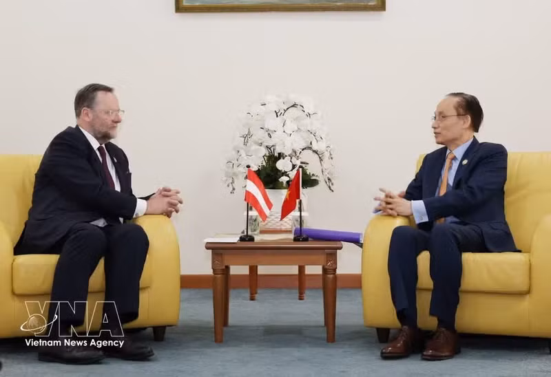 The meeting between Minister of Foreign Affairs Le Hoai Trung and Austrian State Secretary for Foreign Affairs Josef Schellhorn (Photo: VNA)