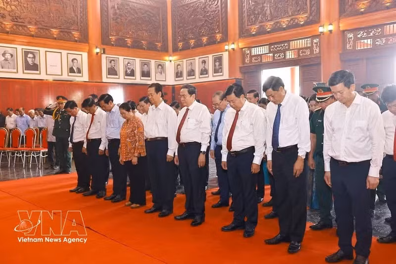 National Assembly Chairman Tran Thanh Man (front, fourth, right) and officials pay tribute to the heroic martyrs and revolution contributors of An Giang province on April 29. (Photo: VNA)