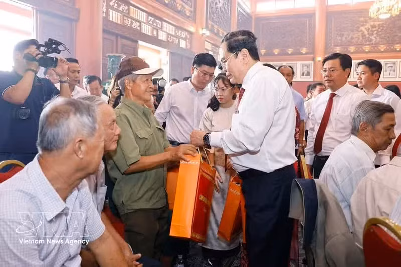 National Assembly Chairman Tran Thanh Man presents gifts to war invalids and revolution contributors in An Giang Province on April 29. (Photo: VNA)