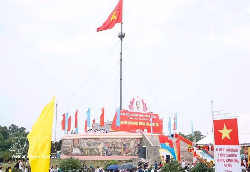 A view of the flag-raising ceremony at the Hien Luong – Ben Hai special national relic site, Quang Tri province, on April 29, 2026. (Photo: VNA)