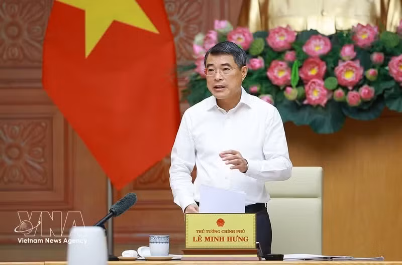 Prime Minister Le Minh Hung addresses the working session with the Ministry of Finance on April 29. (Photo: VNA)