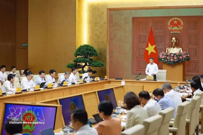 Prime Minister Le Minh Hung speaks at the working session with the State Bank of Viet Nam on April 29. (Photo: VNA)
