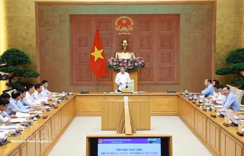 Prime Minister Le Minh Hung chairs the meeting on April 29 to review the Ministry of Construction’s performance since early 2026 and outline priorities ahead (Photo: VNA)
