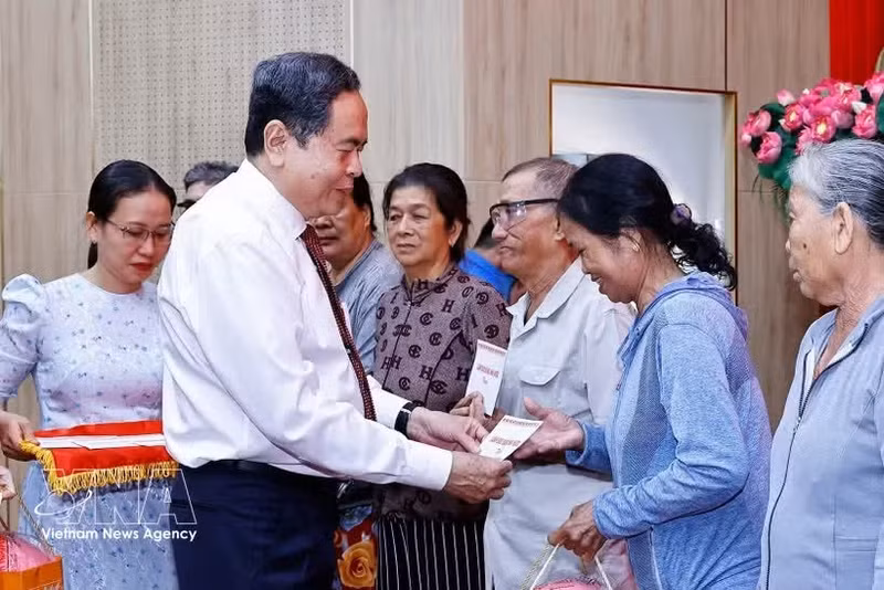 NA Chairman Tran Thanh Man presents gifts to policy beneficiary families and disadvantaged workers in the Mekong Delta province of An Giang on April 29. (Photo: VNA)