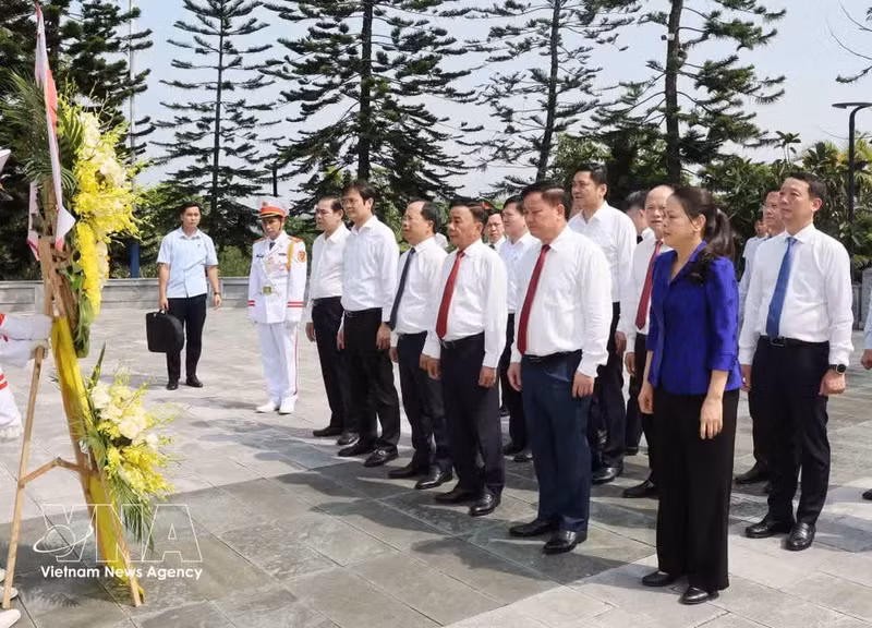 Politburo member and Permanent member of the Party Central Committee's Secretariat Tran Cam Tu and other officials lay wreaths at the Nam Martyrs' Cemetery. (Photo: VNA)