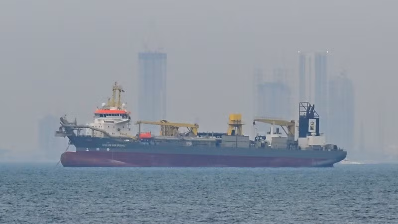 Commercial vessels anchored off the coast of Dubai, United Arab Emirates, amid maritime disruptions in the Strait of Hormuz. (Photo: Anadolu Agency/VNA)