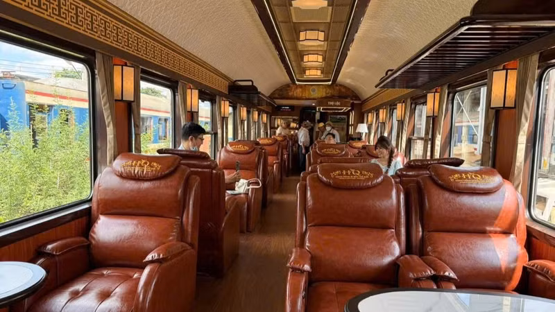 The interior of the HQ1/HQ2 heritage train service, named “Journey of Wonders – World Heritage”. (Photo: VNR)