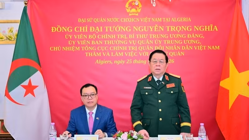General Nguyen Trong Nghia speaks at the meeting. (Photo: qdnd.vn)