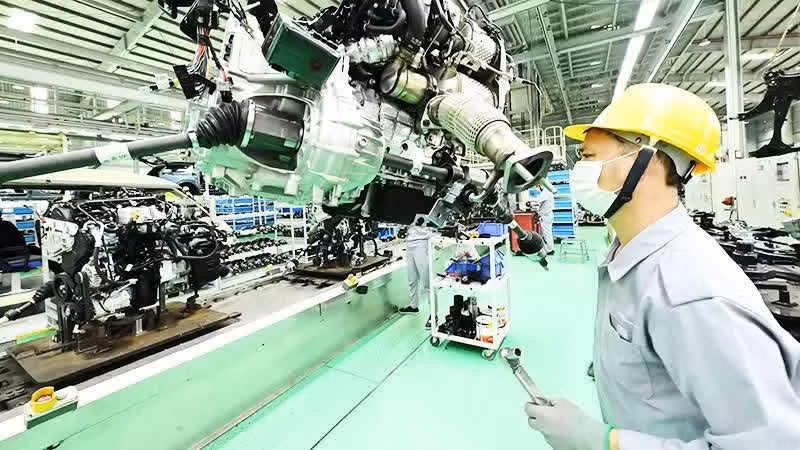 Developing supporting industries and reducing dependence on imported inputs are among the solutions to control inflation. (Photo: THANH DAT)