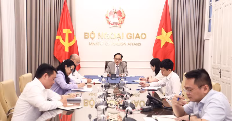 Minister of Foreign Affairs Le Hoai Trung holds phone talks with his Canadian counterpart Anita Anand on August 22. (Source: Ministry of Foreign Affairs) 