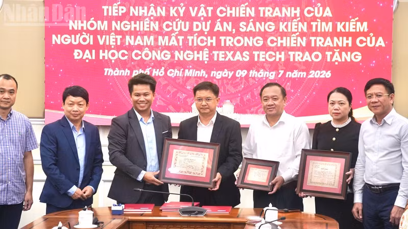 The Ho Chi Minh City Steering Committee 515 receives wartime documents and memorabilia donated by a research team from Texas Tech University in the US.