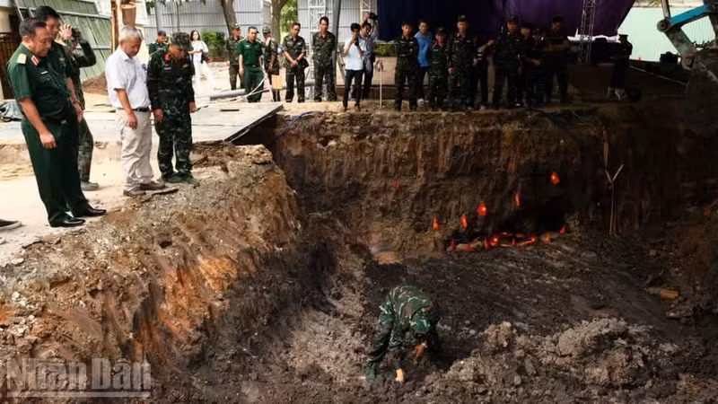 The excavation site at Le Thi Rieng Park is expanded on July 9. (Photo: The Anh)