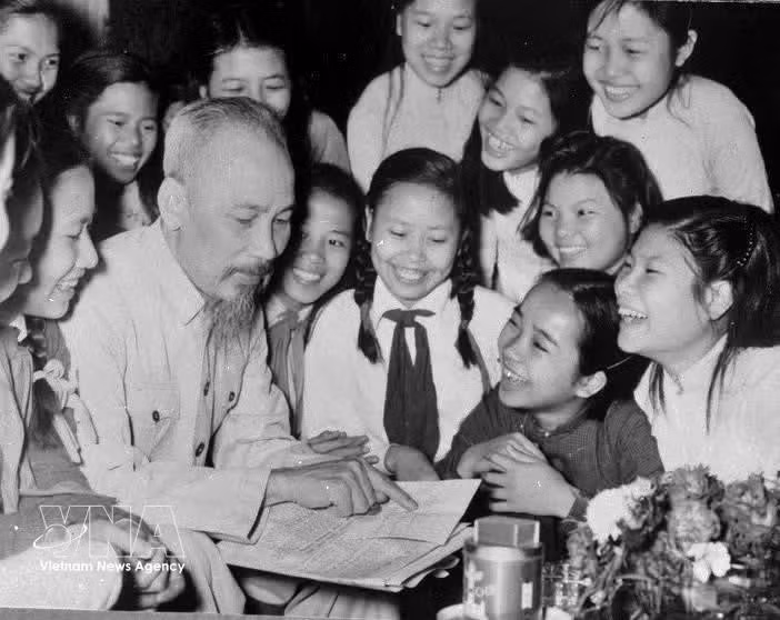 Students from Trung Vuong Secondary School in Ha Noi visit President Ho Chi Minh to wish him a long life (May 1956). (File photo: VNA)