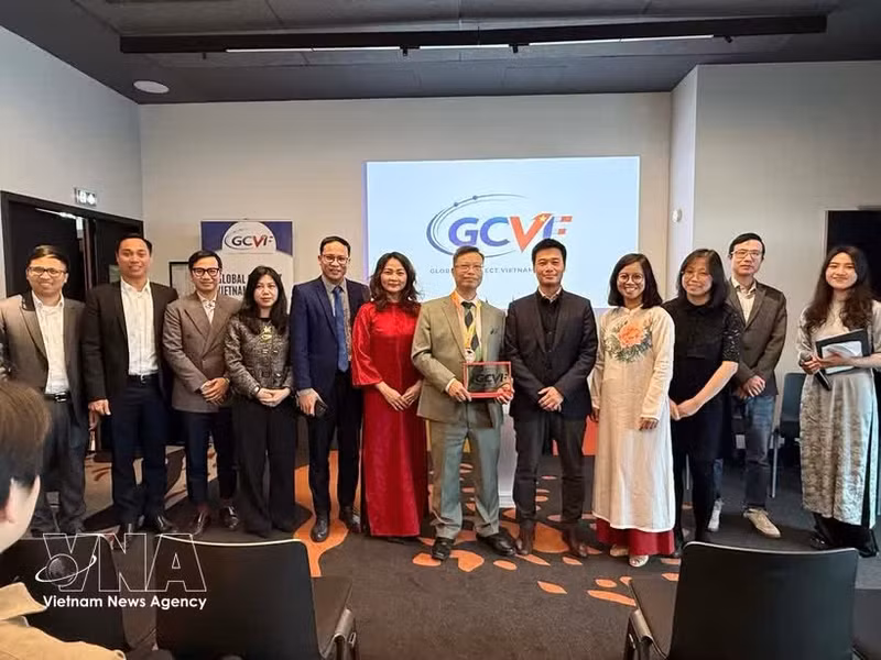 Vietnamese Ambassador to France Trinh Duc Hai (sixth from the right) and the leadership of Global Connect Viet Nam France. (Photo: VNA)