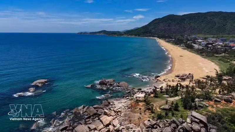 Ky Xuan Beach in Ha Tinh province features a long coastline, smooth sand and an unspoiled natural landscape. (Photo: VNA)