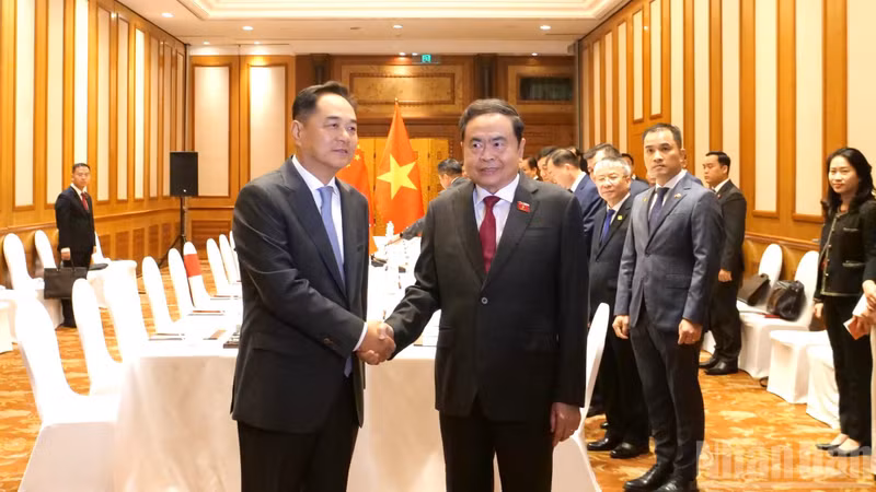 National Assembly President Tran Thanh Man (R) and Yang Wanming, President of the Chinese People’s Association for Friendship with Foreign Countries (Photo: NDO)