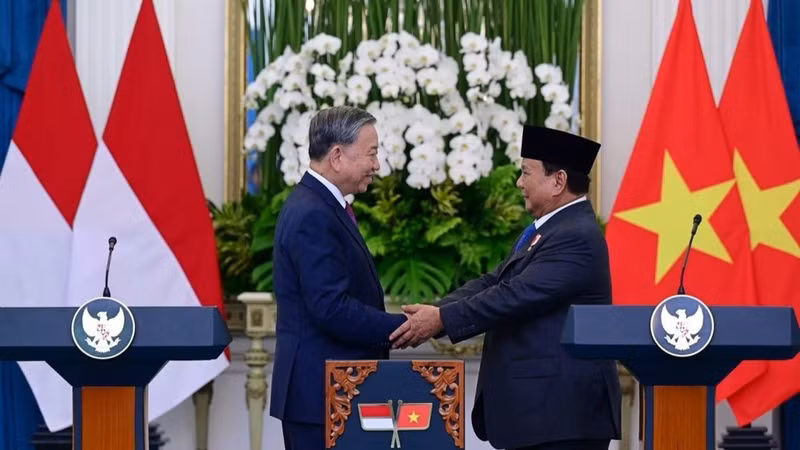 Party General Secretary To Lam and President Prabowo Subianto at a press conference announcing the elevation of Viet Nam-Indonesia relations to a Comprehensive Strategic Partnership in March 2025. (Photo: Embassy of Indonesia in Viet Nam)
