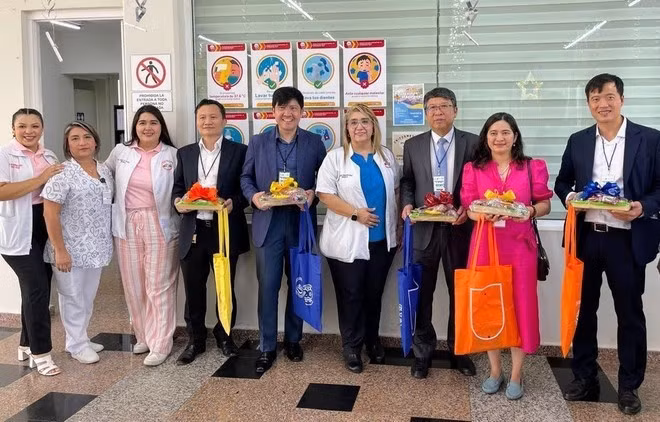 The delegation from the Vietnamese Embassy in Mexico and representatives of the Cendi preschool education system. (Photo: VNA)