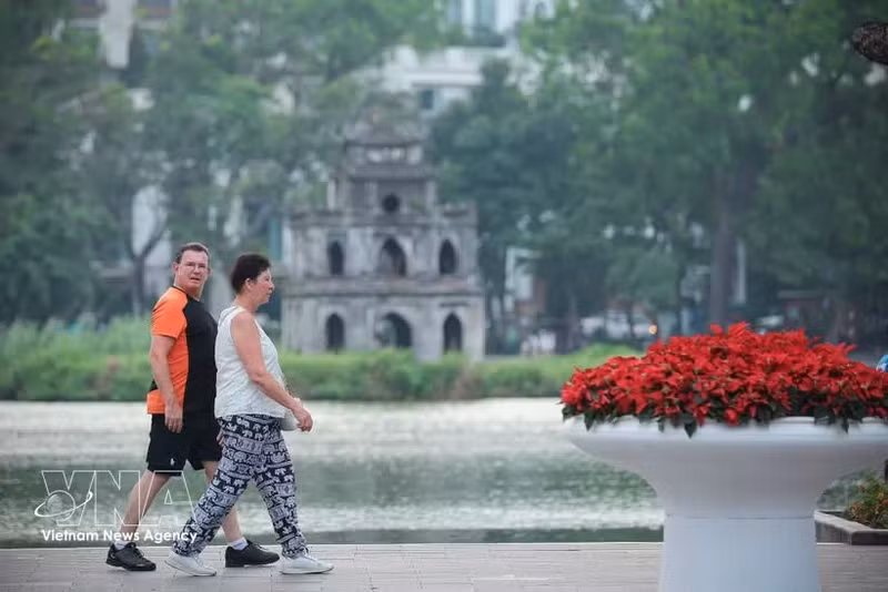 Visitors stroll around the Hoan Kiem Lake area, enjoying the capital’s green space and distinctive scenery during the Hung Kings’ Commemoration holiday. (Photo: VNA)