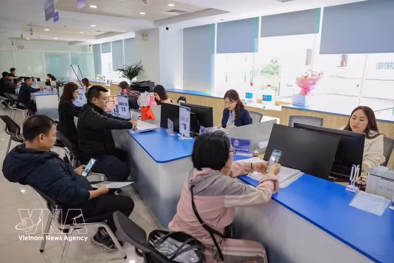 Citizens come to have administrative procedures processed at the Tay Ho branch of the Public Service Centre. (Photo: VNA)