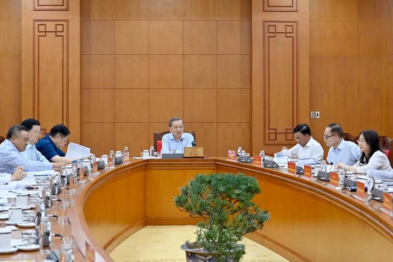 Party General Secretary To Lam (middle) addresses the meeting. (Photo: NDO)